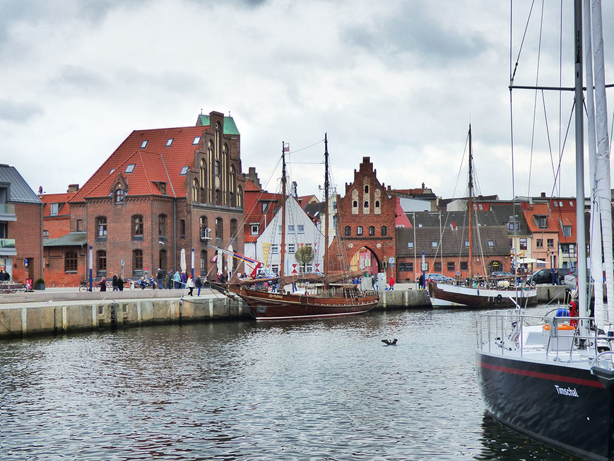 Download: Abb. 2. Wismar, Lkr. Nordwestmecklenburg, Alter Hafen, Zollhaus und Wassertor von Westen, 2019. Foto: LAKD M-V/LD, A. Krug Abb. 2. Wismar, Lkr. Nordwestmecklenburg, Alter Hafen, Zollhaus und Wassertor von Westen, 2019.