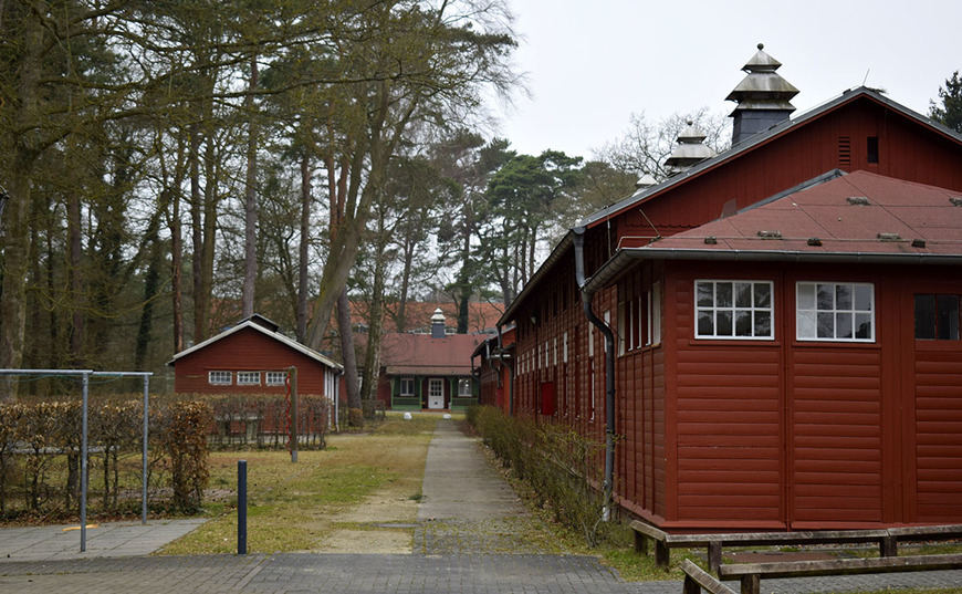 Download: Abb. 12. Ahlbeck, Lkr. Vorpommern-Greifswald, Dünenstraße 2, Jugendferienpark Ahlbeck, Blick von Südosten auf die ehem. Isolierstation. 2018. (Foto: LAKD-MV/LD, E. Onnen) Abb. 12. Ahlbeck, Lkr. Vorpommern-Greifswald, Dünenstraße 2, Jugendferienpark Ahlbeck, Blick von Südosten auf die ehem. Isolierstation. 2018.