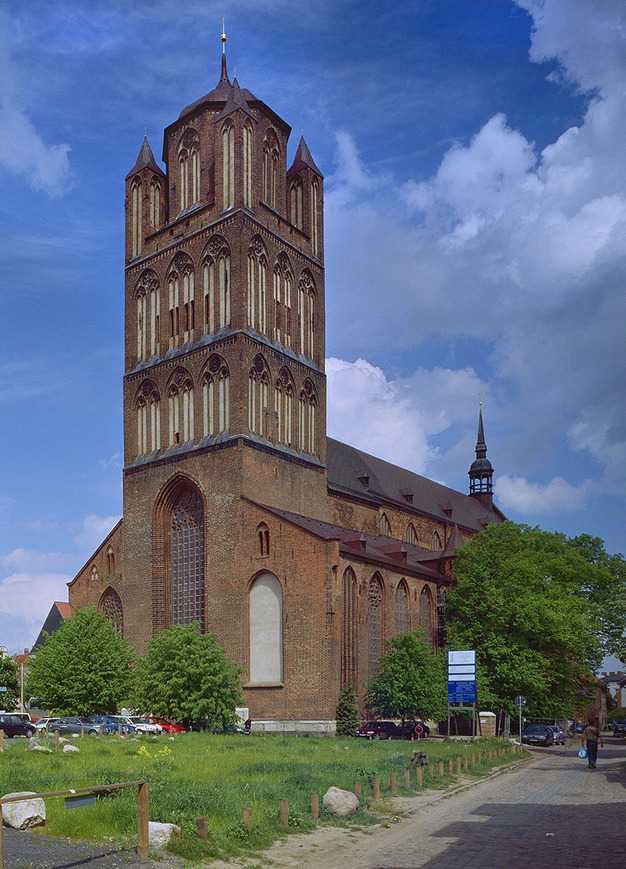 Abb. 2. Stralsund, Kirche St. Jakobi, Ansicht von Südwesten, 2003. 