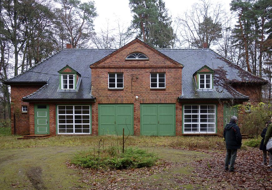 Download: Abb. 11. Gelbensande, Lkr. Rostock, Auch die großherzogliche Automobilgarage aus den 1920er Jahren ist Teil des funktionalen Wirkungsraums. Die Mercedes-Flotte von Friedrich Franz IV. (1882-1945) war einst im Erdgeschoss, die Chaffeurwohnungen im Obergeschoss situiert. (LAKD-MV, LD, S. Schulze, 2015) Abb. 11. Gelbensande, Lkr. Rostock, Auch die großherzogliche Automobilgarage aus den 1920er Jahren ist Teil des funktionalen Wirkungsraums. Die Mercedes-Flotte von Friedrich Franz IV. (1882-1945) war einst im Erdgeschoss, die Chaffeurwohnungen im Obergeschoss situiert.