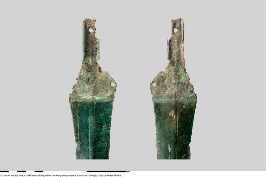 Abb. 2: Mirowdorf, Lkr. Mecklenburgische Seenplatte. An der unterschiedlichen Patina ist deutlich zu erkennen, dass das organische Material des Griffes bei diesem Griffzungenschwert Teile der Klingenverzierung verdeckte. 