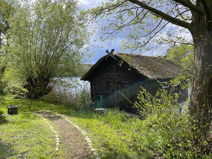 Download: Abb. 15. Das 2010 wiederhergestelltes Bootshaus der Familie (LAKD M-V/LD, Dr. Ewa de Veer) Abb. 15. Das 2010 wiederhergestelltes Bootshaus der Familie