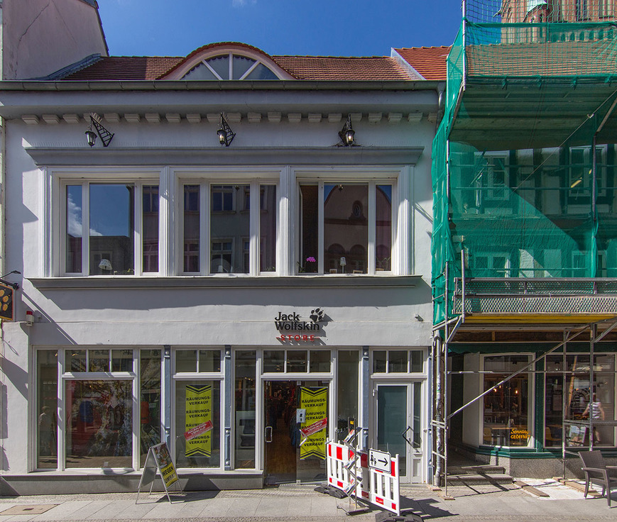 Abb. 8. Landeshauptstadt Schwerin, Schmiedestraße 17, Wohn- und Geschäftshaus, Ansicht während der Sanierungsarbeiten am Nachbarhaus, 2016. 