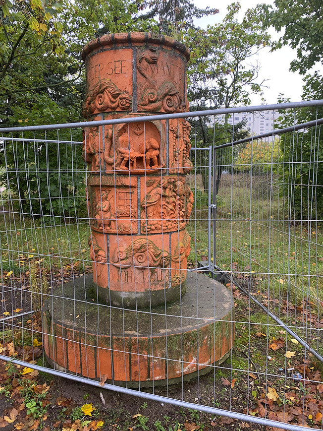 Download: 05. Neubrandenburg, Lkr. Mecklenburgische Seenplatte, Grünstreifen zwischen Juri-Gagarin-Ring und Kopernikusstraße, Märchensäule, 2020, Foto: LAKD MV/LD, E. Kuhnert. 05. Neubrandenburg, Lkr. Mecklenburgische Seenplatte, Grünstreifen zwischen Juri-Gagarin-Ring und Kopernikusstraße, Märchensäule, 2020,
