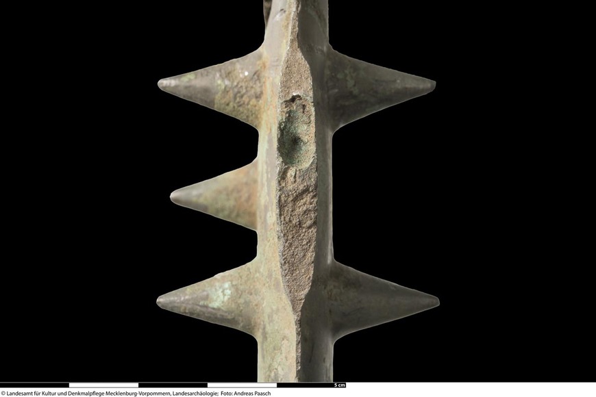 Abb. 4: Melz, Lkr. Mecklenburgische Seenplatte. Lunker an der Bruchfläche der Klinge des ersten neu gefundenen Stabdolchkopfes. 