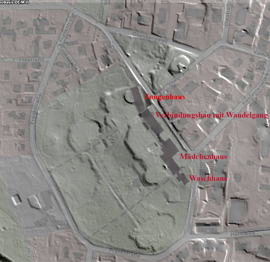 Abb. 7. Das Geländemodell verdeutlicht die besondere Hanglage und die terrassenartige Ausgestaltung. Überlagerung des Geländemodells M-V mit der aktuellen topografischen Webkarte M-V. 