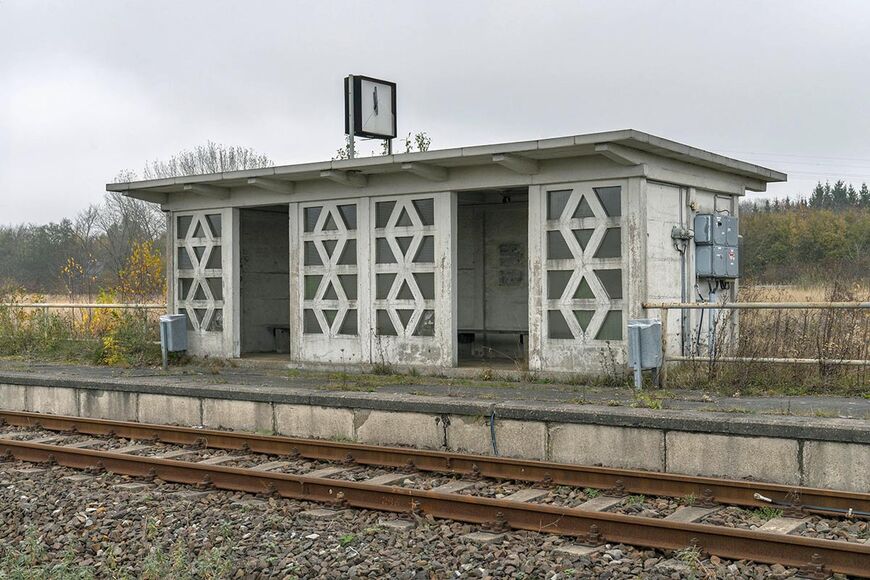 Abb. 2. Mukran, Lkr. Vorpommern-Rügen, Gelände des ehemaligen Eisenbahn-Fährhafens, Haltestelle Mukran-Mitte, nordwestliches Wartehäuschen, von Süden 