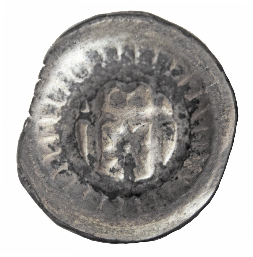 Abb. 9: Wustrow, Lkr. Mecklenburgische Seenplatte. Tor-Hohlpfennig aus Hamburg (Durchmesser 16,2 mm). 