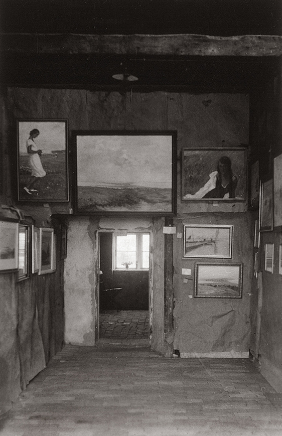 Abb. 5. &bdquo;Blaue Scheune&ldquo;, Galerieraum mit Gemälden des &bdquo;Hiddensoer Künstlerinnenbundes&ldquo;, historische Aufnahme um 1935. 