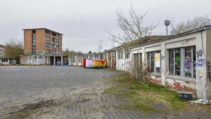 Download: Abb. 7. Schwerin, Mittelweg 7, Kraftfahrzeuginstandsetzungswerk, Verwaltungsgebäude mit Durchfahrt zum Werksgelände und anschließendem Wasch- und Pflegedienstflügel. (LAKD-MV/LD, A. Bötefür, 2015) Abb. 7. Schwerin, Mittelweg 7, Kraftfahrzeuginstandsetzungswerk, Verwaltungsgebäude mit Durchfahrt zum Werksgelände und anschließendem Wasch- und Pflegedienstflügel.