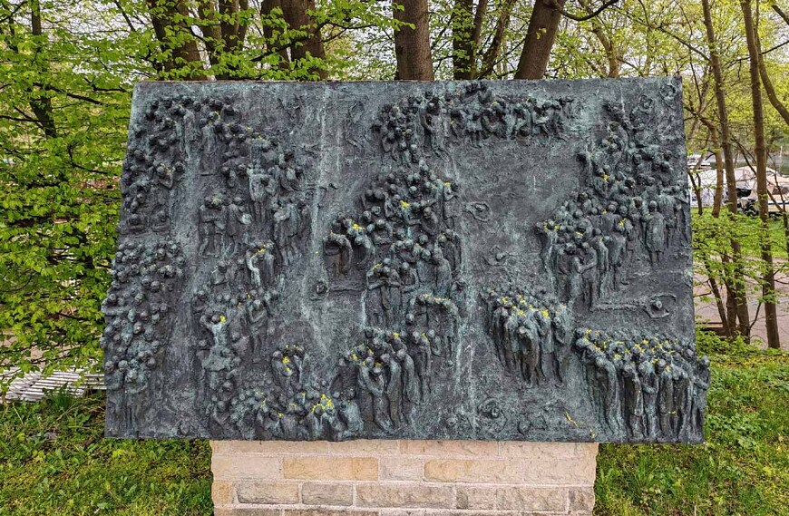 Download: Abb. 4. Raben Steinfeld, Gedenkstätte zu Ehren der Opfer des Todesmarsches, Relief Nr. 2, zweites von rechts, stellt Leid und Tod der Häftlinge dar. (LAKD M-V/LD, F. Pixberg) Abb. 4. Raben Steinfeld, Gedenkstätte zu Ehren der Opfer des Todesmarsches, Relief Nr. 2, zweites von rechts, stellt Leid und Tod der Häftlinge dar.