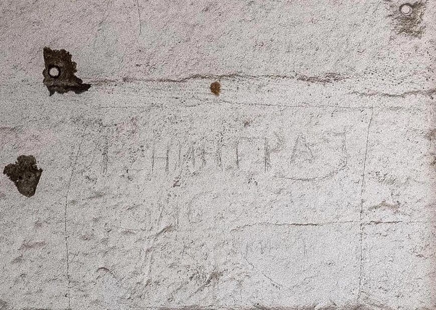 Abb. 8. Mukran, Lkr. Vorpommern-Rügen, Gelände des ehemaligen Eisenbahn-Fährhafens, Haltestelle Mukran-Mitte, nordwestliches Wartehäuschen, Inneres nach Südosten, Inschrift: Leningrad = Leningrad (Leningrad, jetzt Sankt-Petersburg, Russland) 