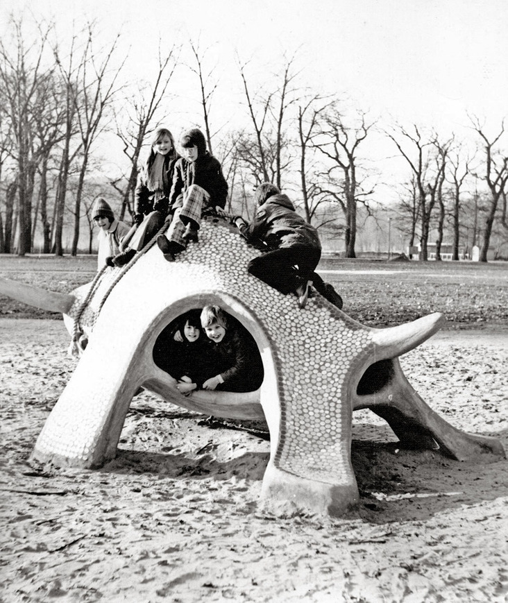 Download: Abb. 7. Neubrandenburg, Kulturpark, Kletterskulptur "Stier" (Foto: H. Krebber,1977). Abb. 7. Neubrandenburg, Kulturpark, Kletterskulptur "Stier"