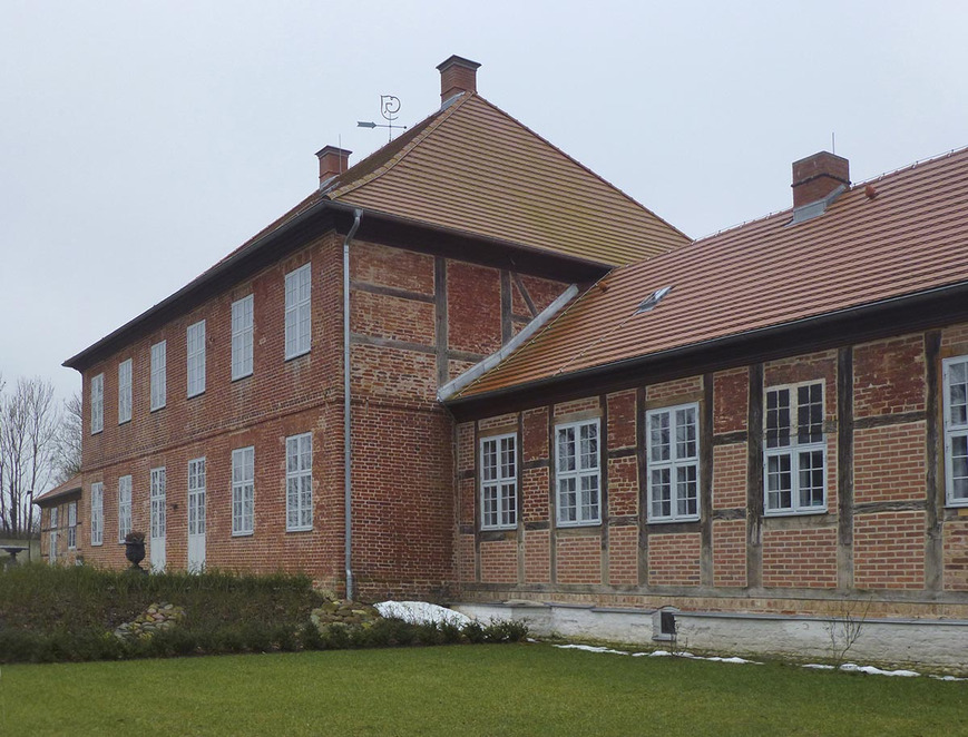 Download: Abb.10. Falkenhagen (Lk. Vorpommern-Rügen), Falkenhagen 3, Gutshaus, Parkseite, 2014. LAKD M-V, LD, B. Dräger-Kneißl Abb.10. Falkenhagen (Lk. Vorpommern-Rügen), Falkenhagen 3, Gutshaus, Parkseite, 2014.