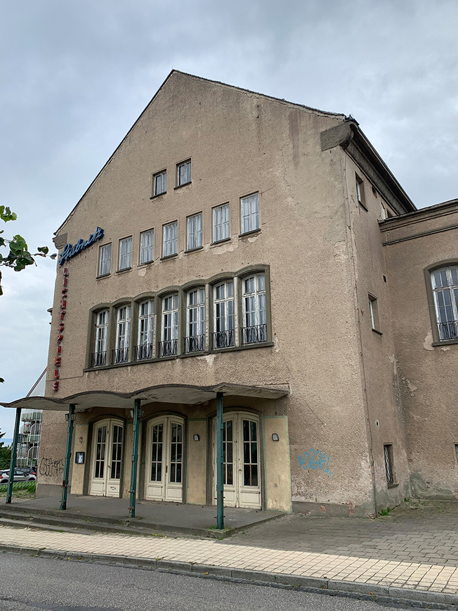 Download: Abb. 4. Sassnitz, Lkr. Vorpommern-Rügen, Stralsunder Straße 43, Stubnitz-Lichtspiele, Hauptgiebel von Nordosten, 2020. (LAKD M-V/LD, E. Kuhnert) Abb. 4. Sassnitz, Lkr. Vorpommern-Rügen, Stralsunder Straße 43, Stubnitz-Lichtspiele, Hauptgiebel von Nordosten, 2020.