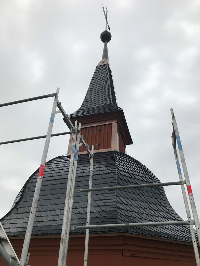 Download: Abb. 21. Altentreptow, Lkr. Mecklenburgische Seenplatte, Kirche Sankt Petri, Turmhaube mit erneuerter Schieferdeckung, 2018. (LAKD M-V/LD, J. Amelung) Abb. 21. Altentreptow, Lkr. Mecklenburgische Seenplatte, Kirche Sankt Petri, Turmhaube mit erneuerter Schieferdeckung, 2018.