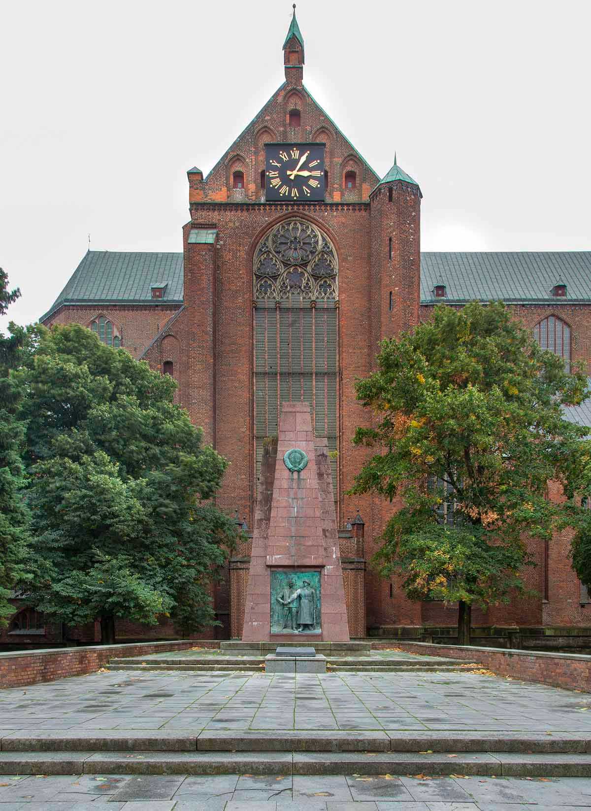 Download: Abb. 1: Hansestadt Stralsund, Neuer Markt, Marienkirchhof, Ehrenmal, Stele von Norden LAKD-MV/LD, A. Bötefür Abb. 1: Hansestadt Stralsund, Neuer Markt, Marienkirchhof, Ehrenmal, Stele von Norden