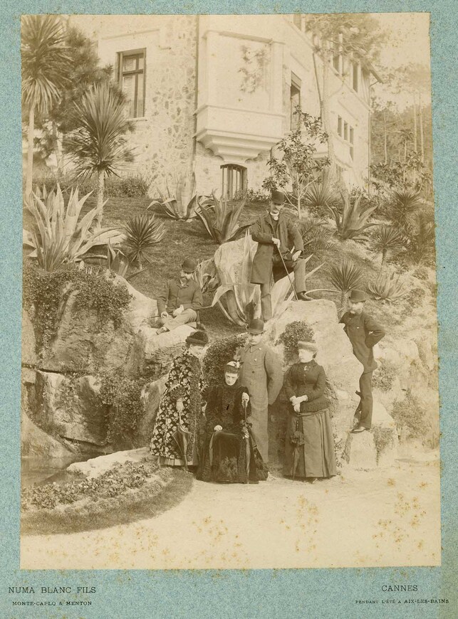 Abb. 4: Das großherzogliche Paar vor der Villa Wenden in Cannes 
