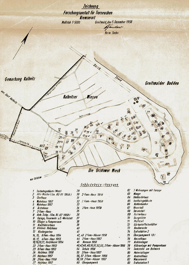 Download: Abb. 1. Riemserort, Hanse- und Universitätsstadt Greifswald, Wohnsiedlung, Lageplan von 1958. Die die Siedlung im Norden abschließende Bebauung um den Rasenplatz mit Kindergarten, Schule und sechs Doppelwohnhäusern sind bis auf die bereits errichtete Schule im Lageplan noch nicht dargestellt. Quelle: FLI Riems, Archiv, G 89/4, (Lageplan Riemserort mit allen gebauten Wohnbauten, 5.12.1958) Abb. 1. Riemserort, Hanse- und Universitätsstadt Greifswald, Wohnsiedlung, Lageplan von 1958. Die die Siedlung im Norden abschließende Bebauung um den Rasenplatz mit Kindergarten, Schule und sechs Doppelwohnhäusern sind bis auf die bereits errichtete Schule im Lageplan noch nicht dargestellt.