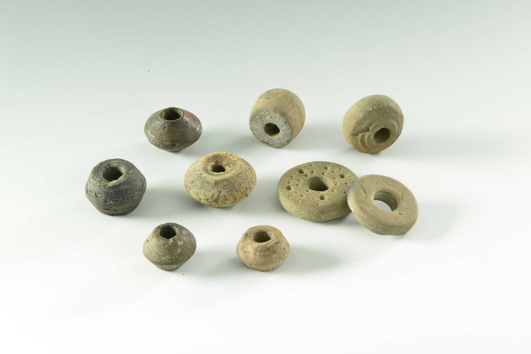 Abb. 2: Gützkow. Spinnwirtel aus Ton und Sandstein 
