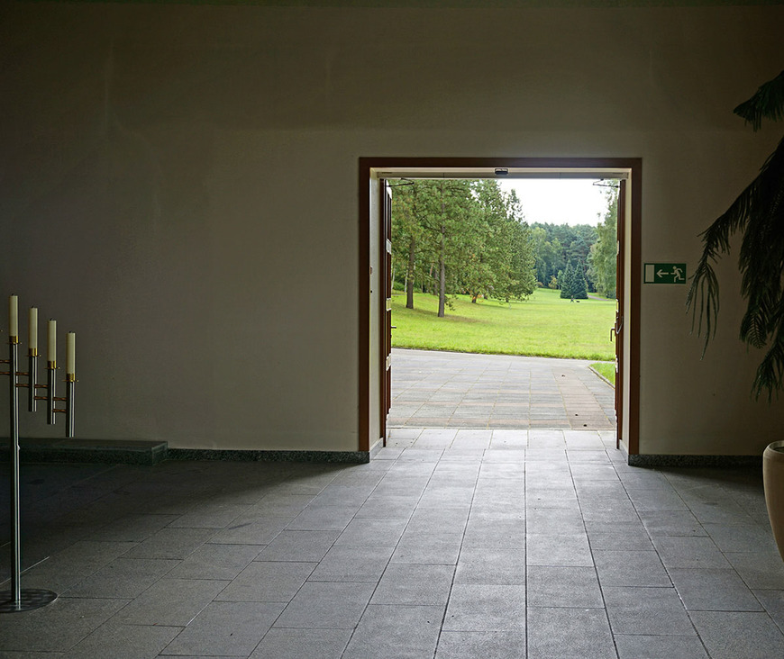 Abb. 6. Schwerin, Landeshauptstadt, Waldfriedhof, Trauerhalle, Blick aus dem Saal auf die Wiese, 2016. 