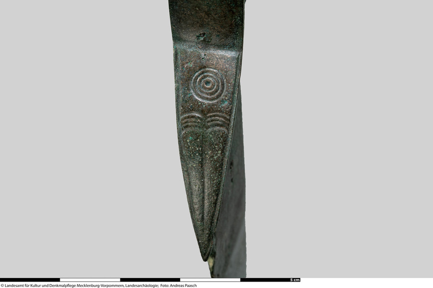 Abb. 3: Mirowdorf, Lkr. Mecklenburgische Seenplatte. Stilisierte Schiffsdarstellungen und ein Sonnensymbol aus konzentrischen Kreisen auf der Schulter eines der Griffzungenschwerter. 