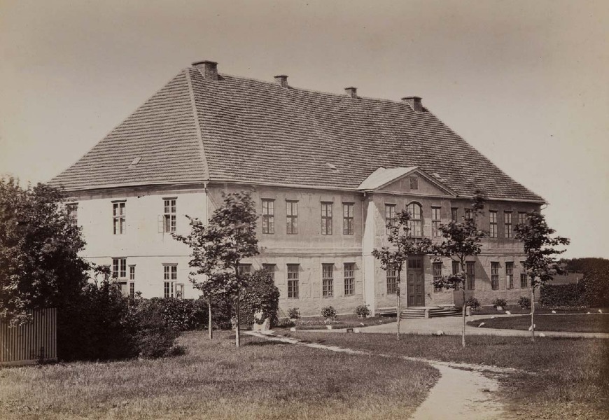 Abb.2. Zühr, Landkreis Ludwigslust-Parchim, Gutshaus von der Gartenseite aufgenommen von A. Mencke & Co., um 1875. 
