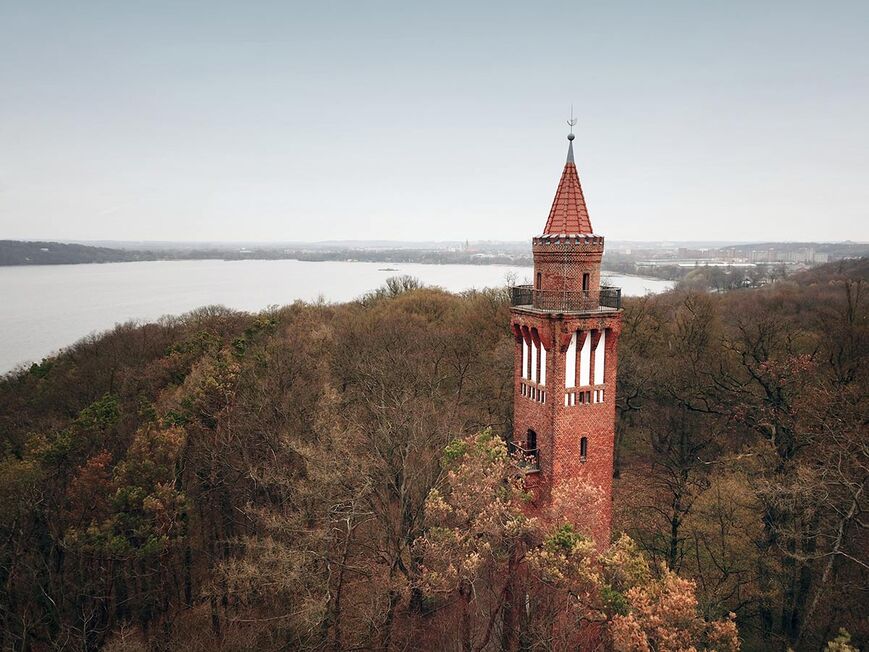 Abb. 1. Neubrandenburg, Lkr. Mecklenburgische Seenplatte, Aussichtsturm auf Behm&rsquo;s Höhe (1905) am Tollensesee mit der Stadt Neubrandenburg am Horizont, 2019. 