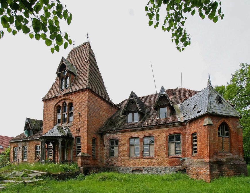 Download: Abb. 2. Pinnow, Lkr. Mecklenburgische Seenplatte, Herrenhaus, Hauptfront, 2010. (www.sebastian-haerter.de) Abb. 2. Pinnow, Lkr. Mecklenburgische Seenplatte, Herrenhaus, Hauptfront, 2010.