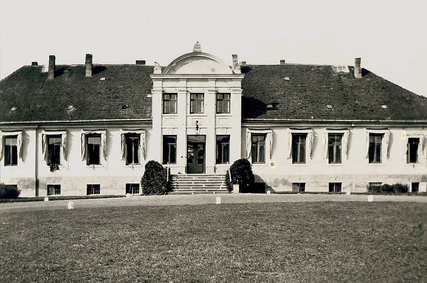 Abb. 1. Blücherhof, Lkr. Mecklenburgische Seenplatte, Gutshaus vor dem Umbau durch Alexander Koenig in seiner klassizistischen Erscheinung, um 1900 (Foto: Museum Koenig Bonn). 