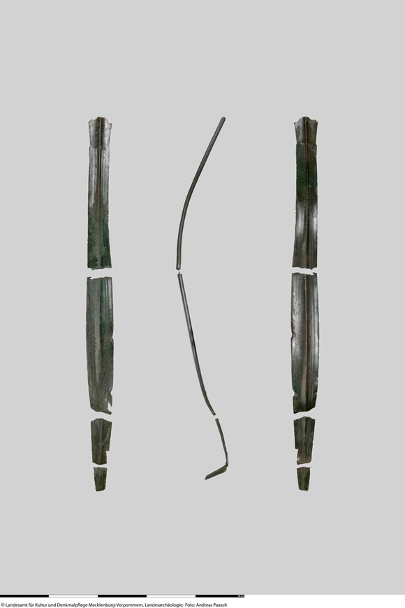 Abb. 4: Mirowdorf, Lkr. Mecklenburgische Seenplatte. Klingenfragmente des Griffzungenschwertes vom Typ Großauheim. 