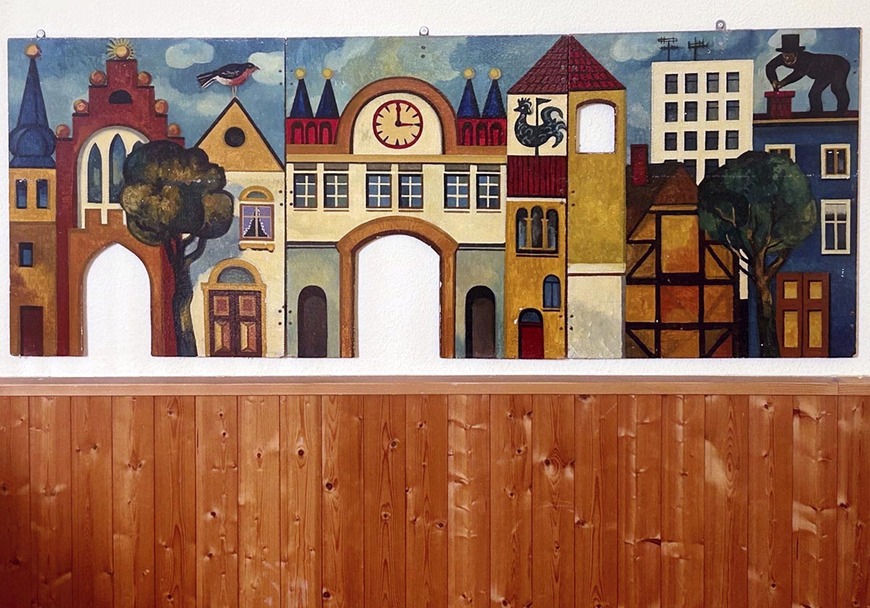 Abb. 7. Inge Jastram und Studenten: &bdquo;Stadtlandschaft&ldquo;, 1973, 68 x 232 cm, Tempera auf Holzplatte, Lütten-Klein, Kindereinrichtung &bdquo;Lütt Kinnerhus&ldquo; 