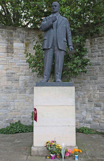 Download: Abb.3: Hansestadt Stralsund, Sundpromenade, Thälmann-Denkmal, Standbild Ernst Thälmanns Christian Rödel, Stralsund Abb.3: Hansestadt Stralsund, Sundpromenade, Thälmann-Denkmal, Standbild Ernst Thälmanns