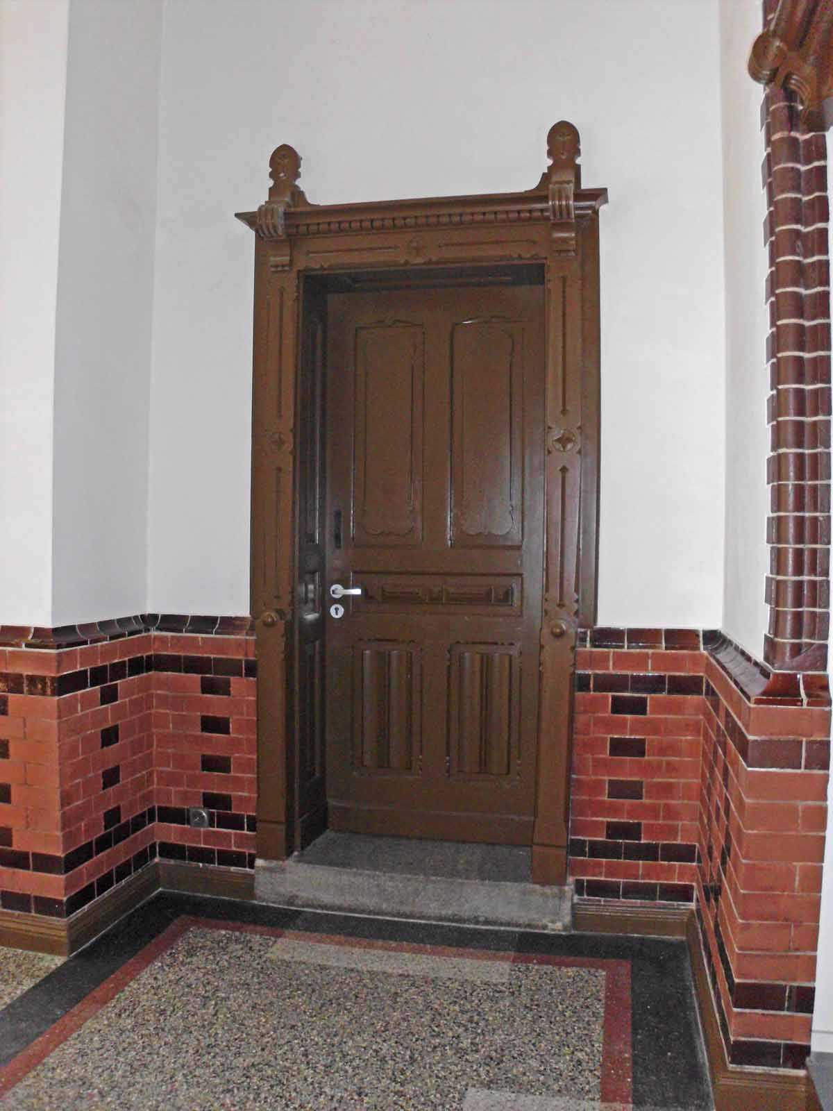 Download: Abb. 4: Neustrelitz, Schloßstraße 12/13, Schalterhalle, Innentür. 2015 Stadt Neustrelitz, K. Gerhardt Abb. 4: Neustrelitz, Schloßstraße 12/13, Schalterhalle, Innentür. 2015