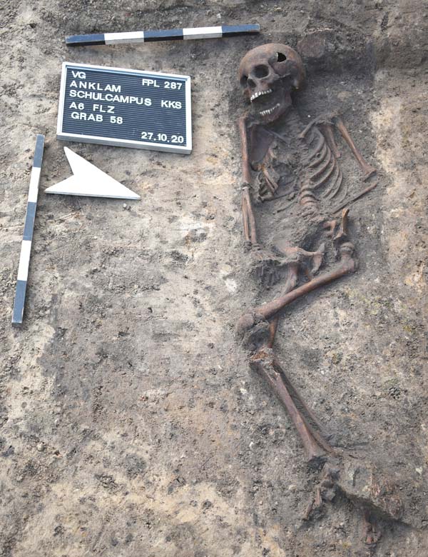 Abb. 4: Anklam, Lkr. Vorpommern-Greifswald. Grab 58, annähernde Rückenlage mit angewinkelten Beinen. 