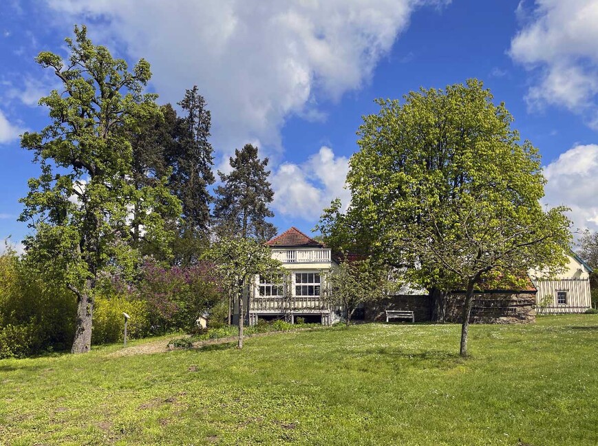 Download: Abb. 10. Sommerveranda mit dem darüber liegenden Balkon als neu geschaffene Verbindung zwischen dem Wohnhaus, dem Garten und der Umgebung (LAKD M-V/LD, Dr. Ewa de Veer) Abb. 10. Sommerveranda mit dem darüber liegenden Balkon als neu geschaffene Verbindung zwischen dem Wohnhaus, dem Garten und der Umgebung