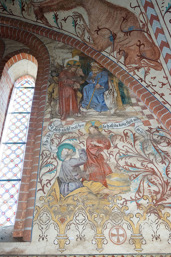 Abb. 14. Lohmen, Lkr. Rostock, Dorfkirche, südliche Chorostwand mit Darstellungen der Fußwaschung Christi und Christus vor Kaiphas. 
