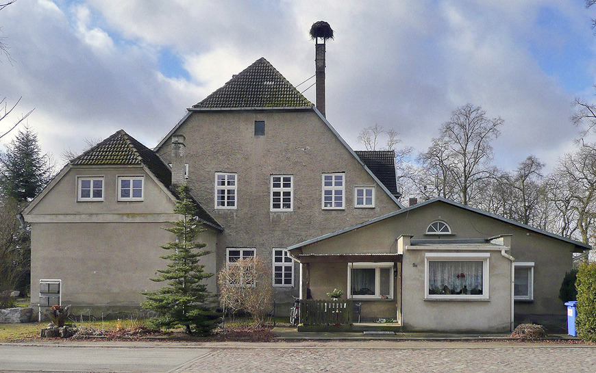 Abb. 5. Wolkow, Lkr. Mecklenburgische Seenplatte, Gutshaus rechte Giebelseite mit Anbauten 
