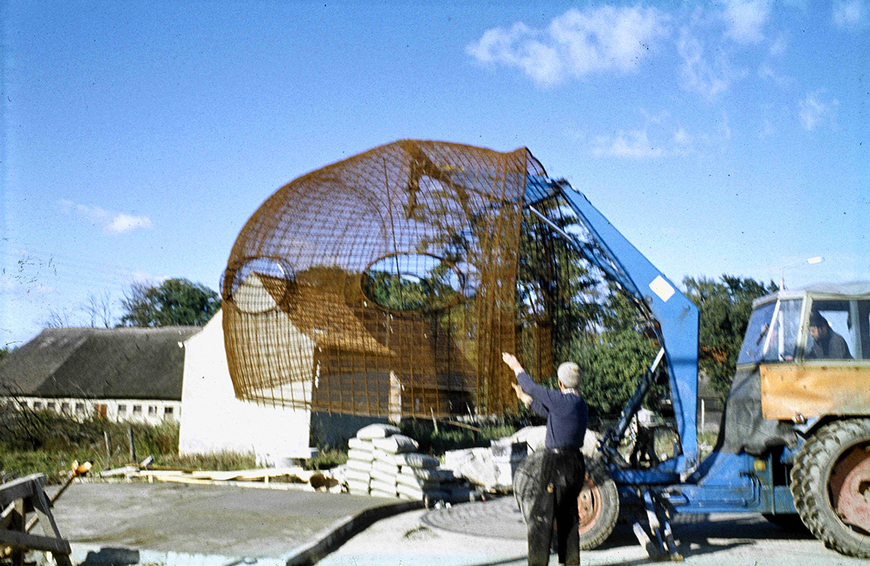 Abb. 5. Buschvitz, Landkreis Vorpommern-Rügen, Abladen des Stützkorbes am Aufstellungsort, 1973 