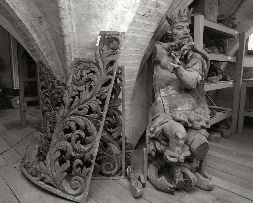 Abb.7. Stralsund, Kirche St. Jakobi, eingelagerte Teile des Schnitzwerks, 1996 