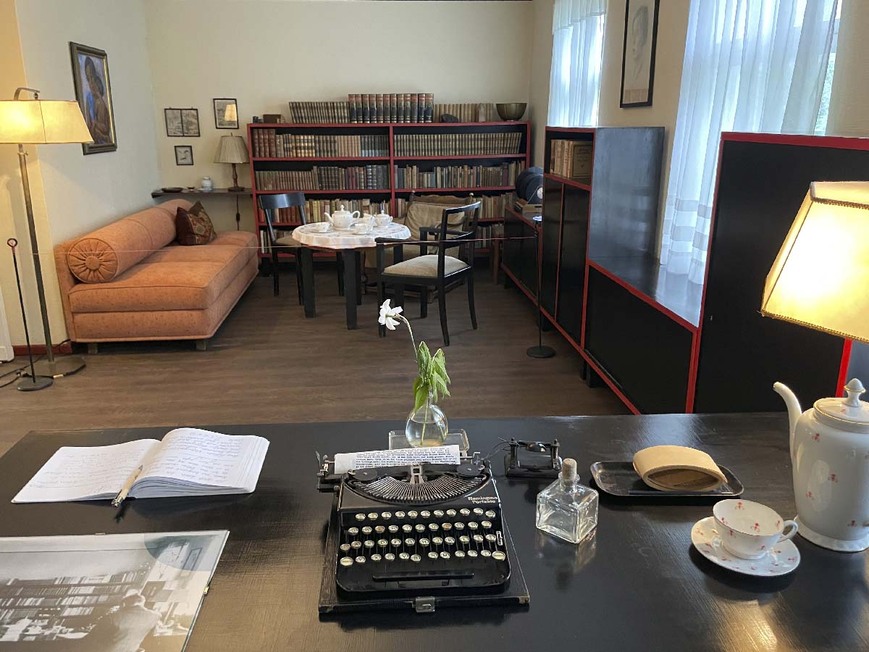 Download: Abb. 8. Arbeitszimmer von Hans Fallada im musealen Bereich des Wohnhauses (LAKD M-V/LD, Dr. Ewa de Veer) Abb. 8. Arbeitszimmer von Hans Fallada im musealen Bereich des Wohnhauses