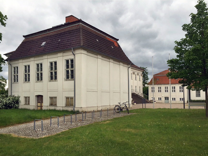 Download: Abb. 2. Hohenzieritz, Lkr. Mecklenburgische Seenplatte, nördliches Kavaliershaus der Schlossanlage, Zustand 2016. (LAKD-MV/ LD, S. Schöfbeck) Abb. 2. Hohenzieritz, Lkr. Mecklenburgische Seenplatte, nördliches Kavaliershaus der Schlossanlage, Zustand 2016.