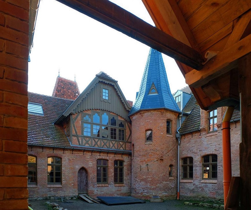 Download: Abb. 7. Pinnow, Lkr. Mecklenburgische Seenplatte, Herrenhaus, Innenhof, 2017. (www.sebastian-haerter.de) Abb. 7. Pinnow, Lkr. Mecklenburgische Seenplatte, Herrenhaus, Innenhof, 2017.