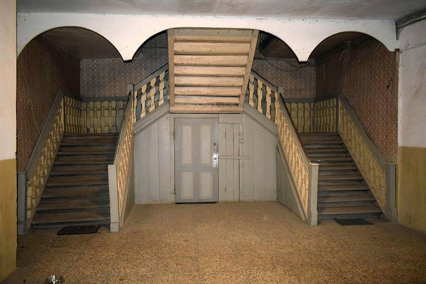 Download: Abb. 9. Wolkow, Lkr. Mecklenburgische Seenplatte, Gutshaus, Diele mit Treppe, November 2019 (Foto: LAKD M-V/ LD, B. Dräger-Kneißl). Abb. 9. Wolkow, Lkr. Mecklenburgische Seenplatte, Gutshaus, Diele mit Treppe, November 2019