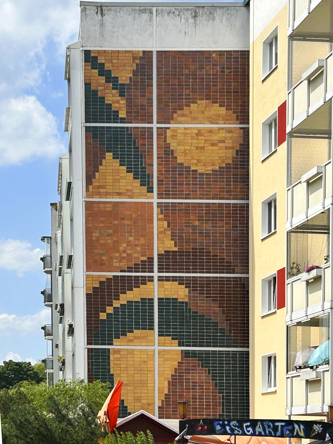 Abb. 5. Inge Jastram: &bdquo;Seefahrtsignale&ldquo;, 1979, Kolumbusring 53/ Vitus-Bering-Straße 2 