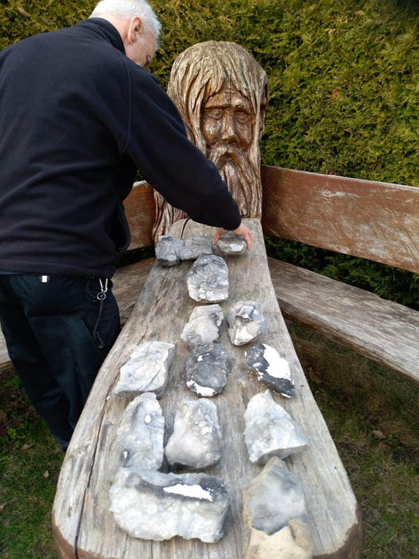 Download: Abbildung 1: Lubkow, Lkr. Vorpommern-Rügen. Erste Sichtung der Bestandteile des Hortes durch den ehrenamtlichen Bodendenkmalpfleger Wolfram Pitzke (Sassnitz). Foto: Gabriele Pitzke. Abbildung 1: Lubkow, Lkr. Vorpommern-Rügen. Erste Sichtung der Bestandteile des Hortes durch den ehrenamtlichen Bodendenkmalpfleger Wolfram Pitzke (Sassnitz).