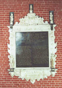Restauriertes Epitaph vor der neu gefassten Wand 
