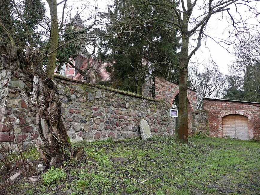 Abb. 11. Hohenholz, Landkreis Vorpommern-Greifswald, Kirchhofsmauer und Tor 
