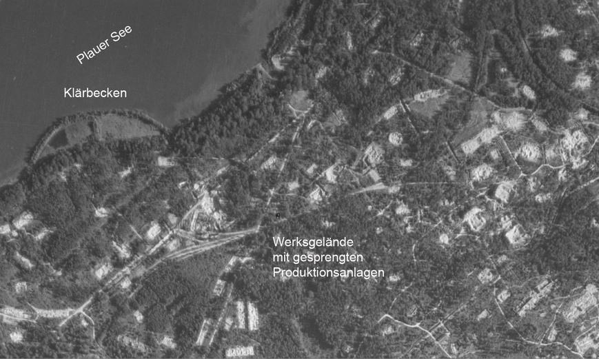 Abb. 5. Malchow, Lkr. Mecklenburgische Seenplatte. Zentraler Zeil des Werksgeländes 1953. Die Produktionsstätten sind nach dem Krieg gesprengt worden. Das Klärbecken am Ufer des Plauer Sees ist noch erhalten. 
