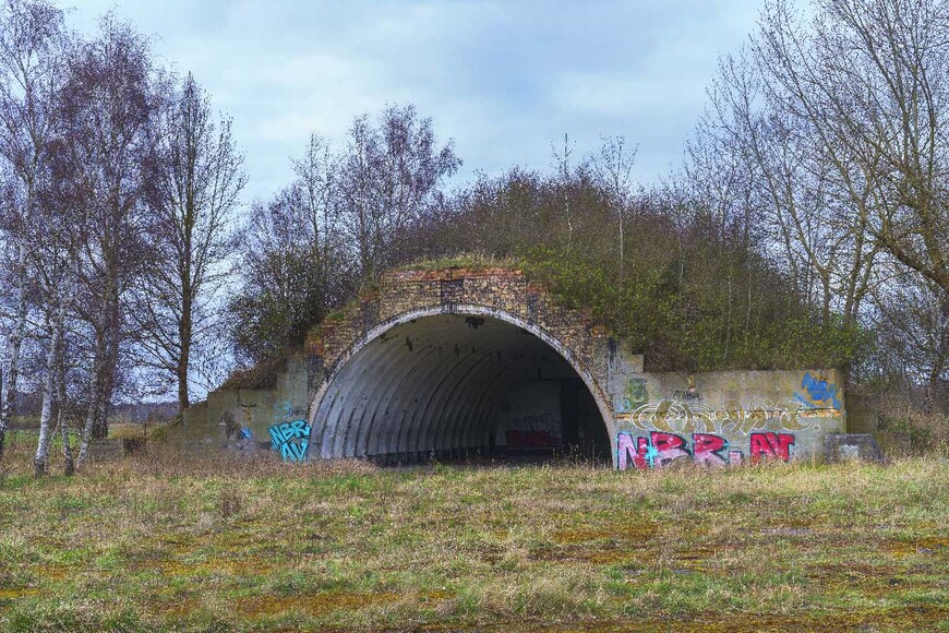 Abb. 7. Die Bogendeckung des Typs AU 11 mit einer Stellfläche von 10,8 x 20 m war zum Schutz für sowjetische Jagdflugzeuge bis zum Typ MIG 23 ausreichend, aber nicht geeignet für die wesentlich größere MIG 29, 2024. 